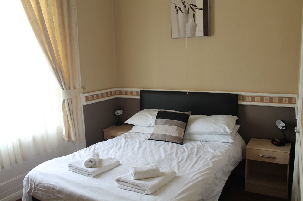 Heathcliff House B&B Exclusively For Adults Free Large Carpark Торки Экстерьер фото
