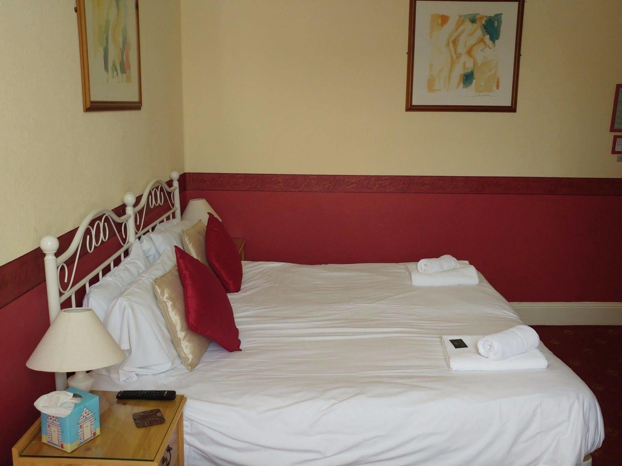 Heathcliff House B&B Exclusively For Adults Free Large Carpark Торки Экстерьер фото