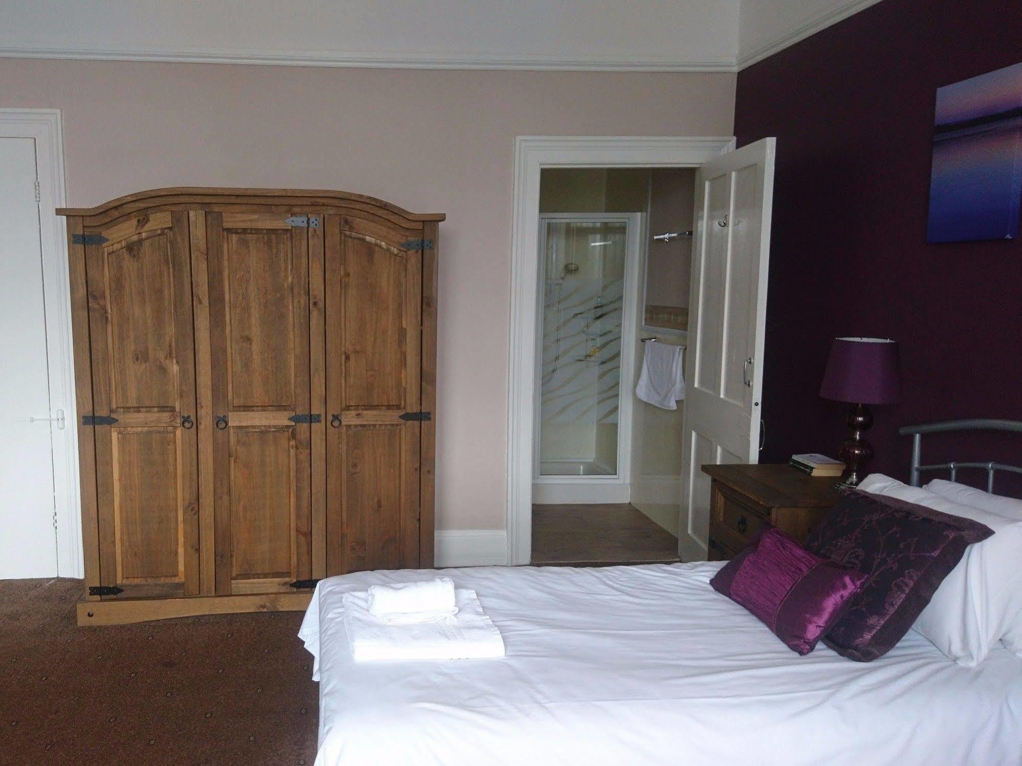 Heathcliff House B&B Exclusively For Adults Free Large Carpark Торки Экстерьер фото